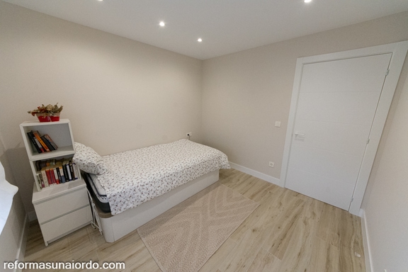 Dormitorio acogedor con estilo minimalista reformado en Amorebieta
