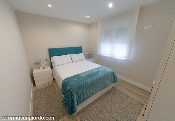 Minimalismo moderno con toque vibrante y acogedor